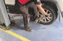 怎样给汽车换车胎教程