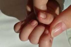 婴儿手有劲是何原因表现