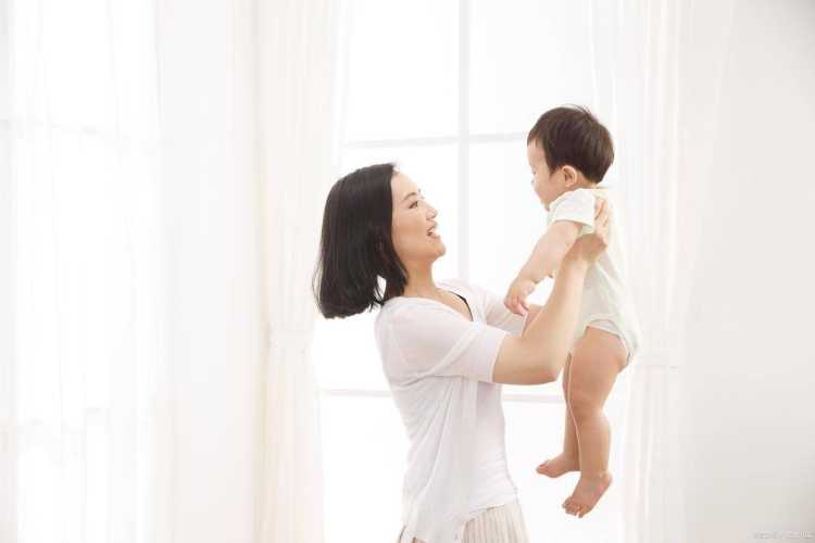 婴儿几个月可竖着抱合适-第1张图片